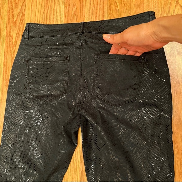 Hallhuber coated Dark Green Snakeskin animal print pants, size IT 38/US 2 or S - Picture 4 of 14